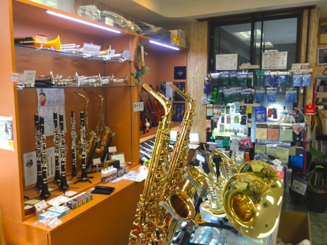 楽器専門店ブリリアント店内に置かれた楽器